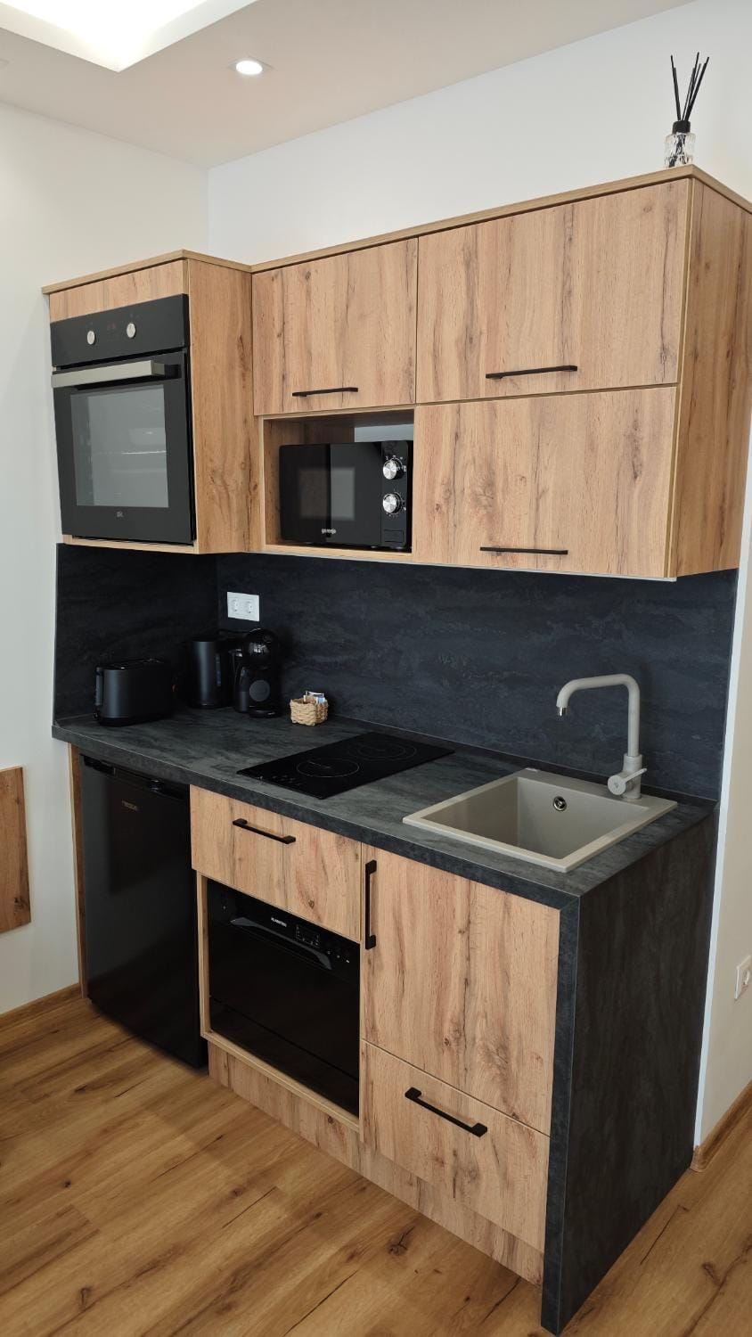 Kitchen or kitchenette, oven, stove