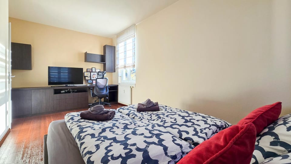 Bed, TV and multimedia, Bedroom