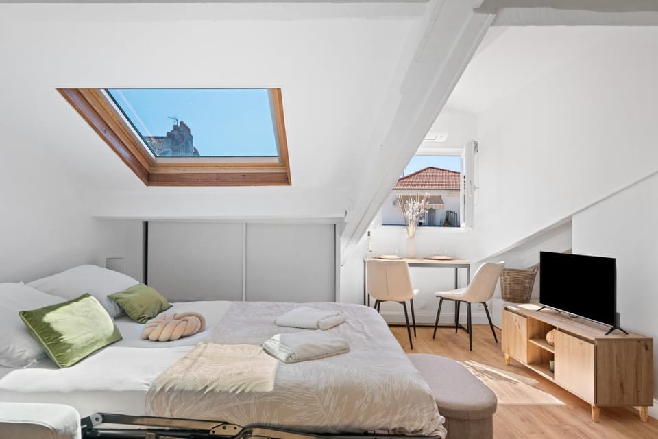 Bed, TV and multimedia, Living room, Seating area, towels