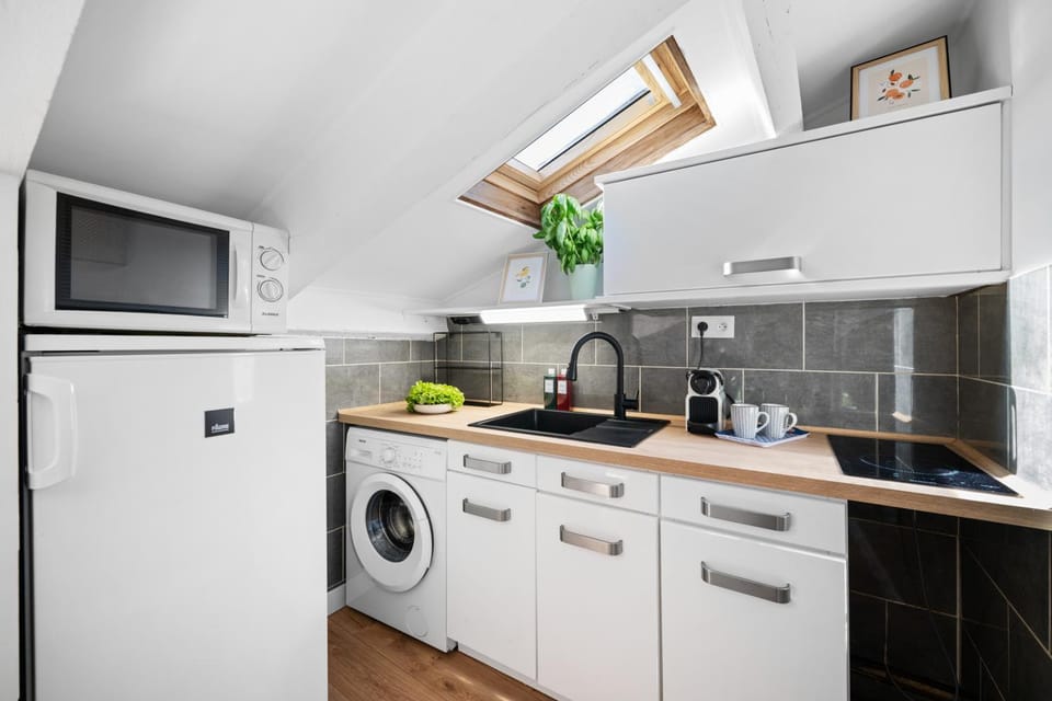 Kitchen or kitchenette, stove, washing machine