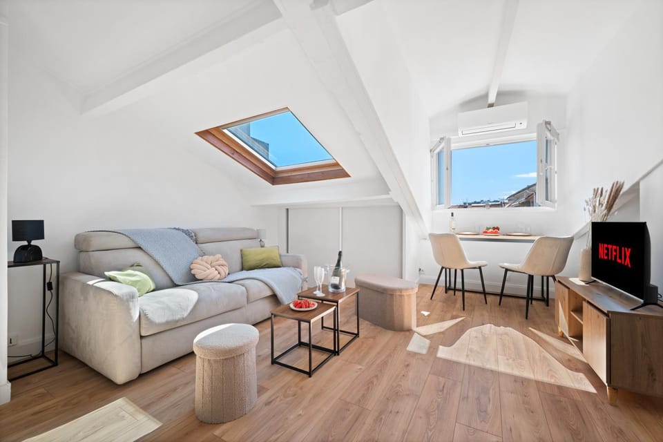 TV and multimedia, Living room, Seating area, Dining area