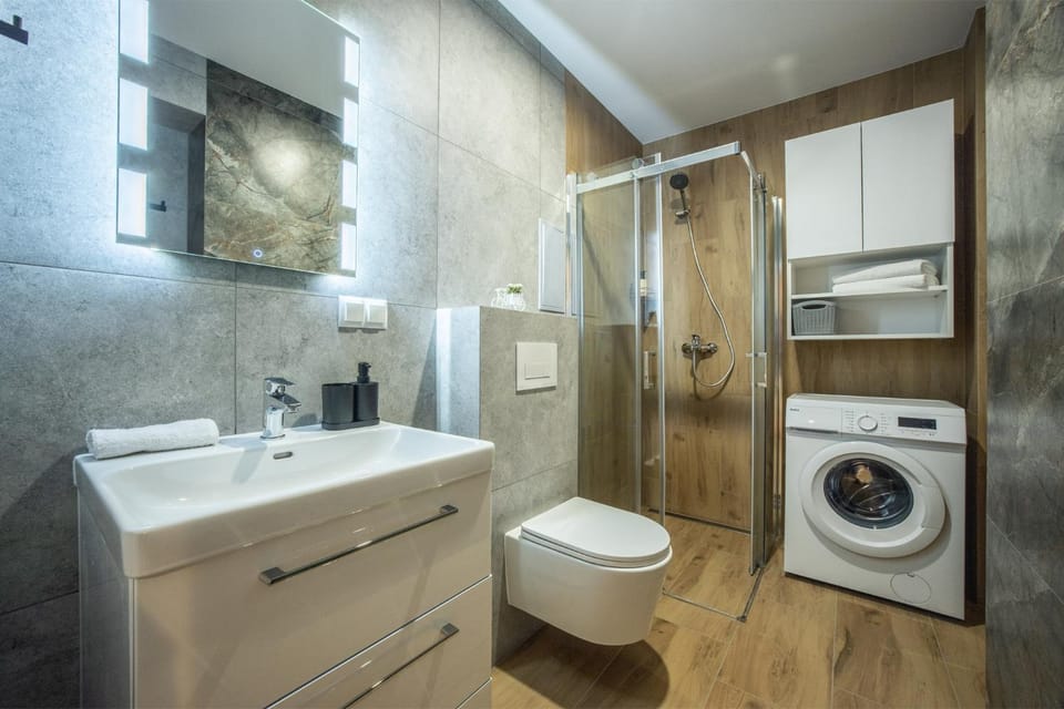 Shower, Toilet, Bathroom, towels, washing machine