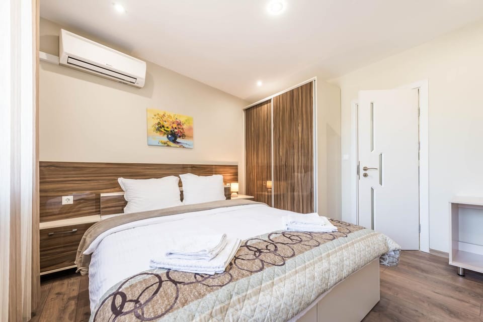 Bed, Photo of the whole room, Bedroom, towels, wardrobe, air conditioner