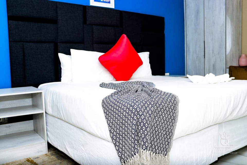 Property building, Restaurant/places to eat, Bed, Bedroom, Breakfast, towels