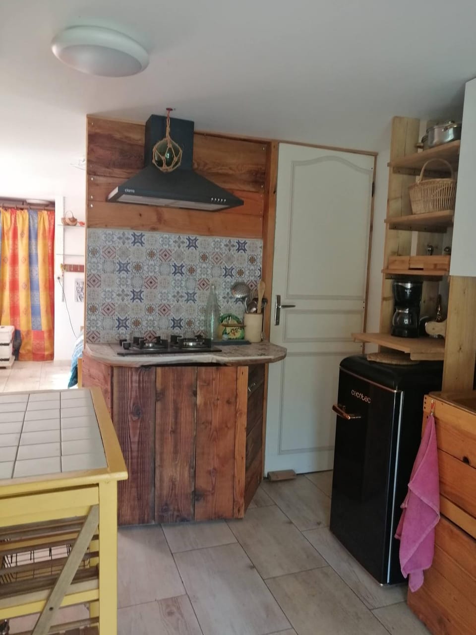 Kitchen or kitchenette, oven