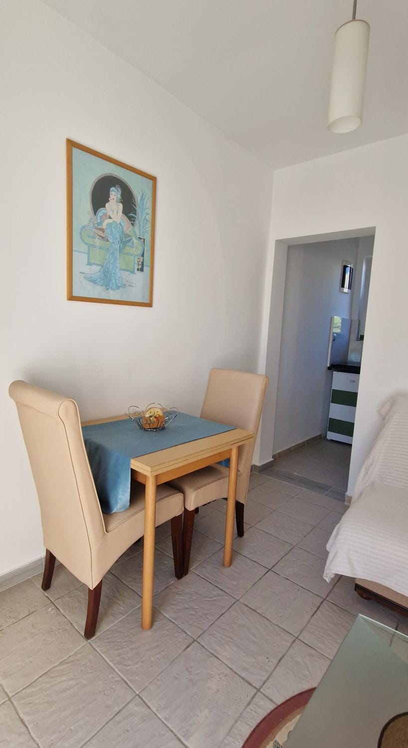 Photo of the whole room, Dining area
