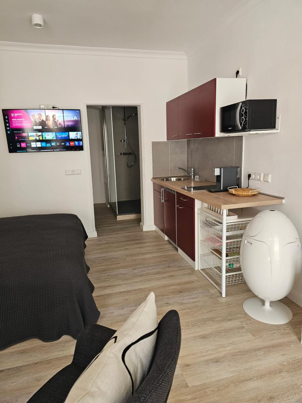Kitchen or kitchenette, microwave, stove