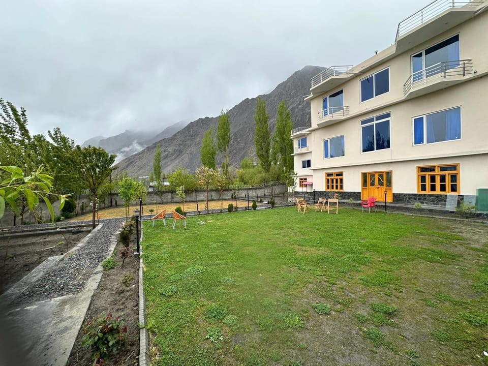 Property building, Spring, Day, Natural landscape, Garden, Garden, Garden view, Mountain view