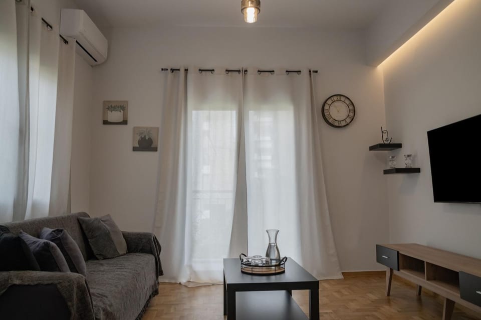 TV and multimedia, Living room, Seating area, Evening entertainment