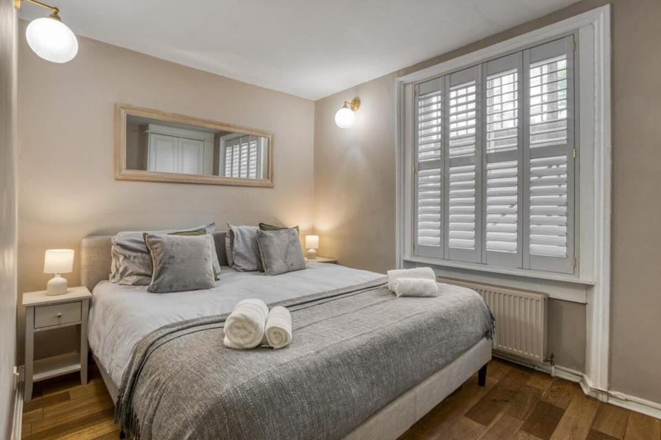 Chelsea Hideaway 2BR Private Patio Apartment in City of Westminster