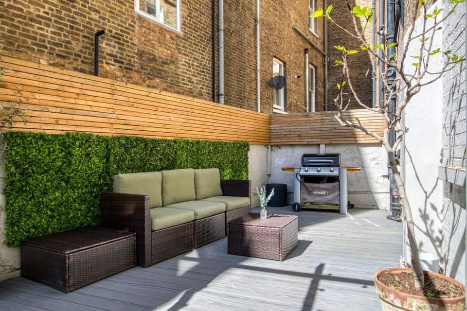 Chelsea Hideaway 2BR Private Patio Apartment in City of Westminster