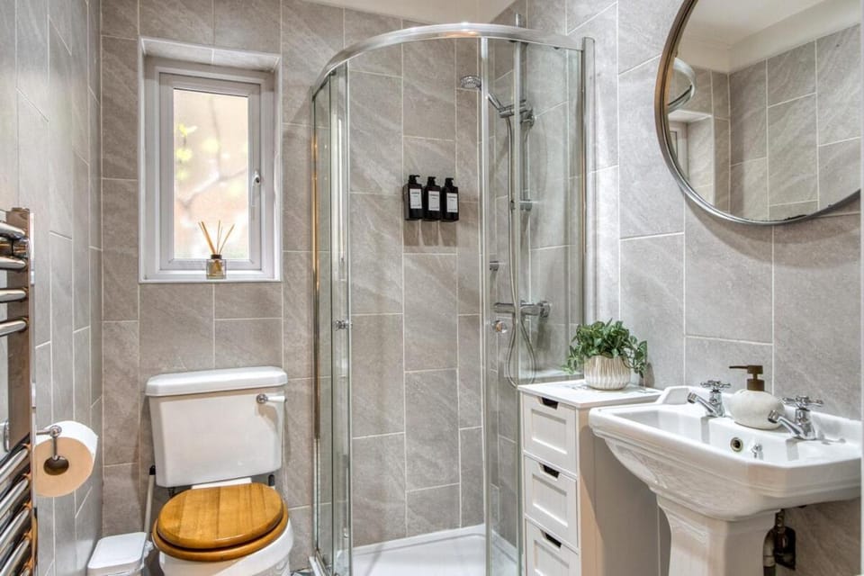 Chelsea Hideaway 2BR Private Patio Apartment in City of Westminster