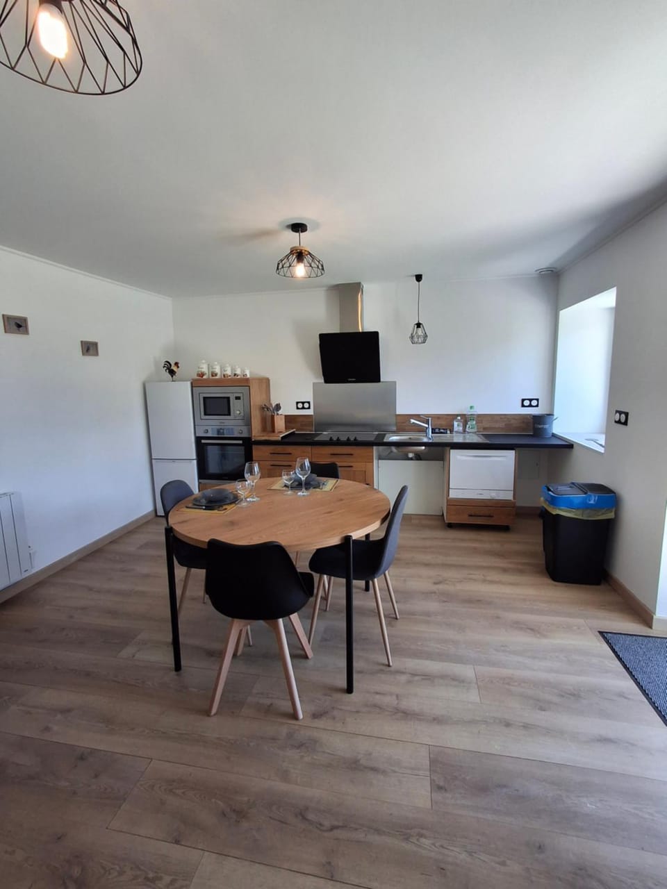 Kitchen or kitchenette, Dining area