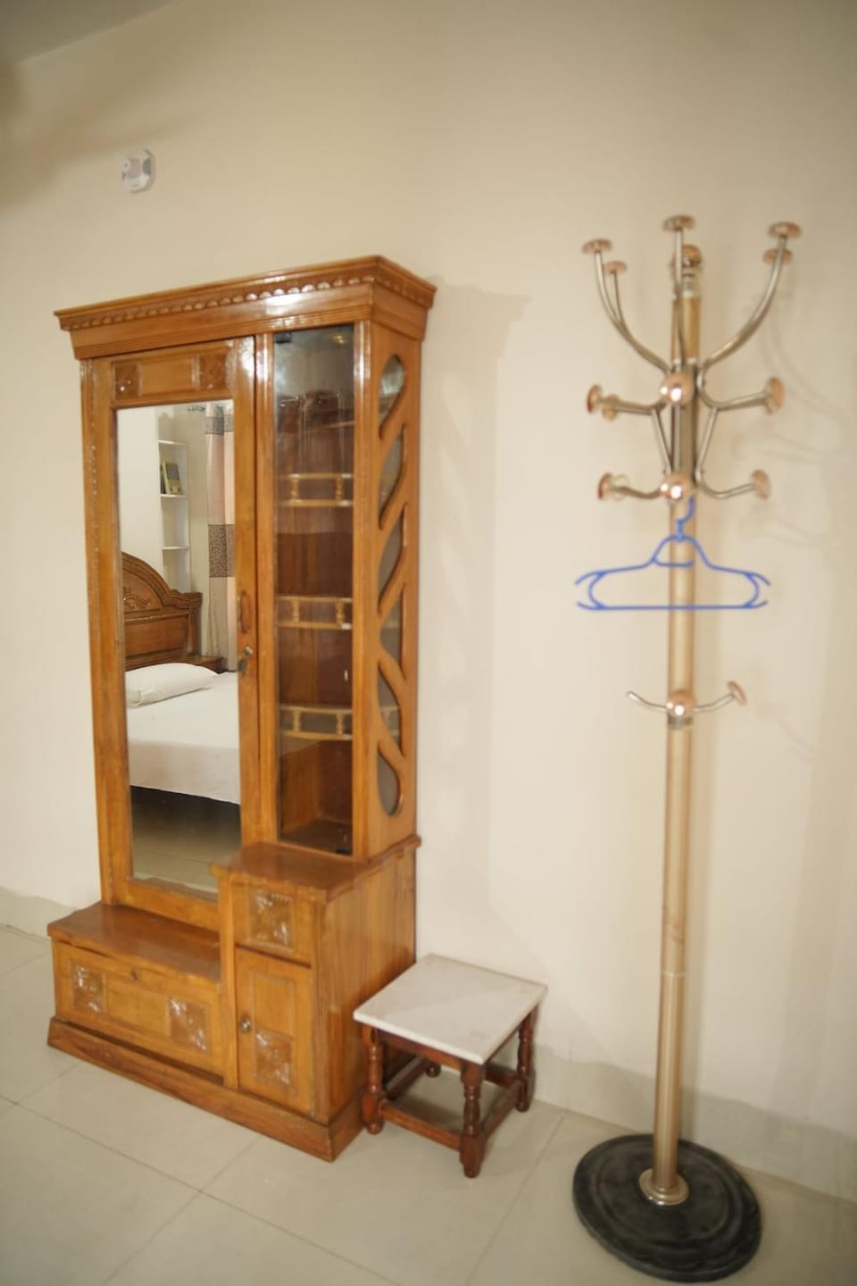 Stylish 3BR Furnished Apartment with Bathtub, AC & Balcony in Jigatola Near Dhanmondi Apartment in Dhaka