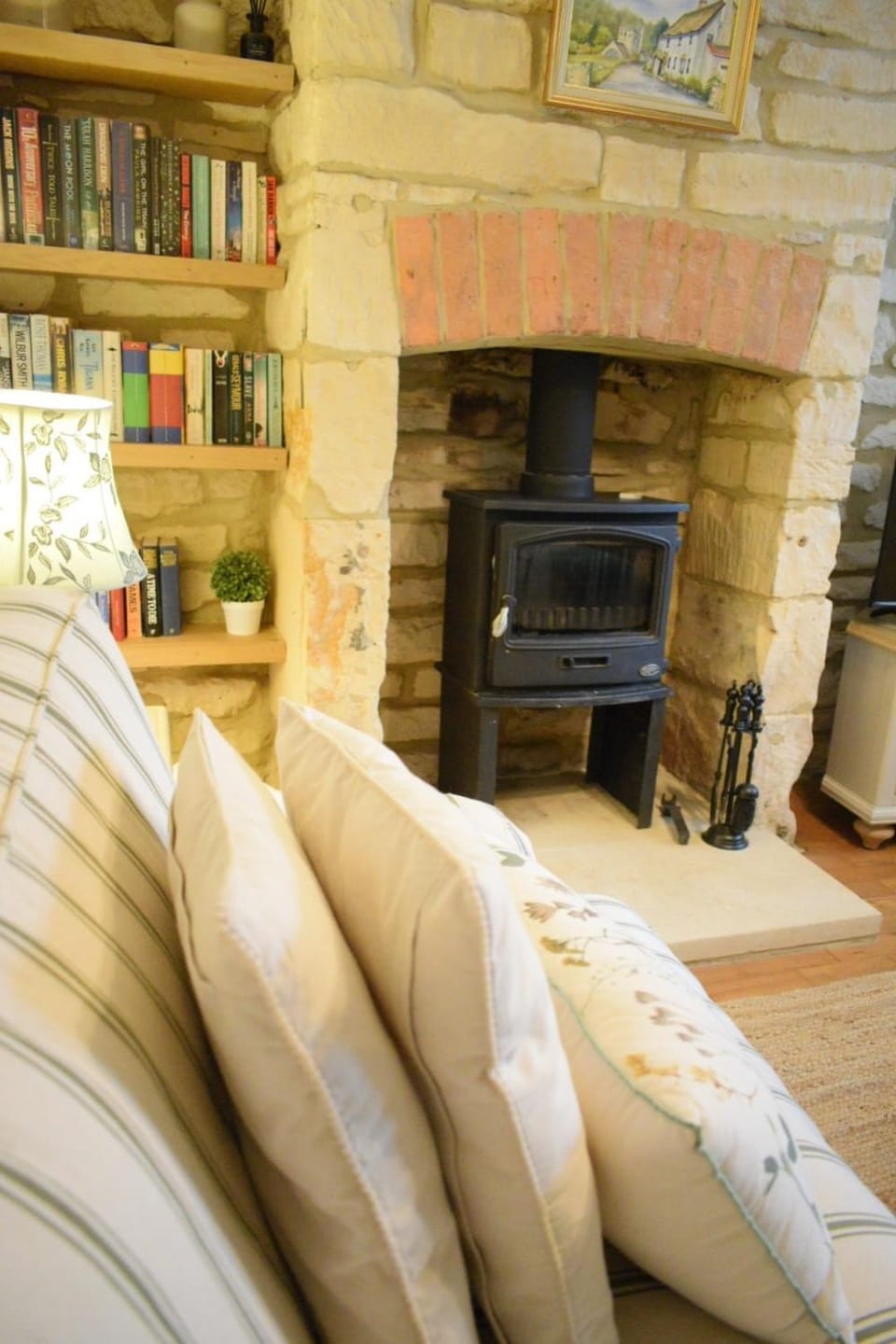 Cosy Cotswold Cottage with Woodburner, Sleeps 4! House in Winchcombe