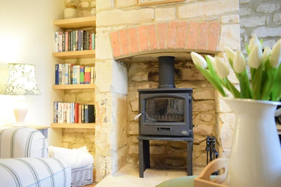 Cosy Cotswold Cottage with Woodburner, Sleeps 4! House in Winchcombe