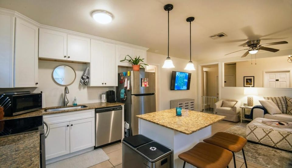 Kitchen or kitchenette, dishwasher, stove