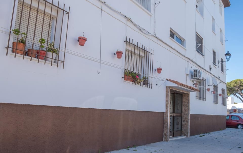 Property building, Day, Neighbourhood, Street view, Parking