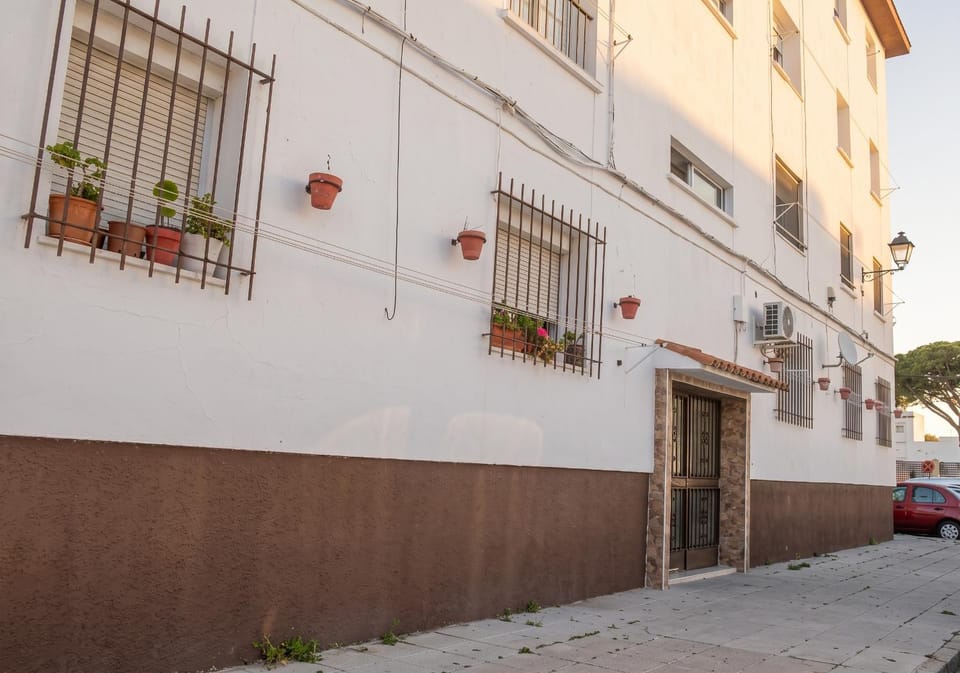 Property building, Day, Neighbourhood, Street view, Parking