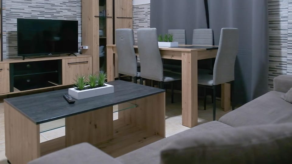 TV and multimedia, Living room, Seating area, Dining area, Evening entertainment