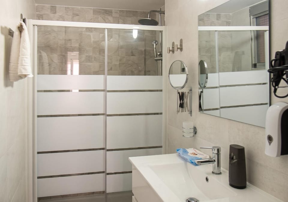 Shower, Bathroom, towels