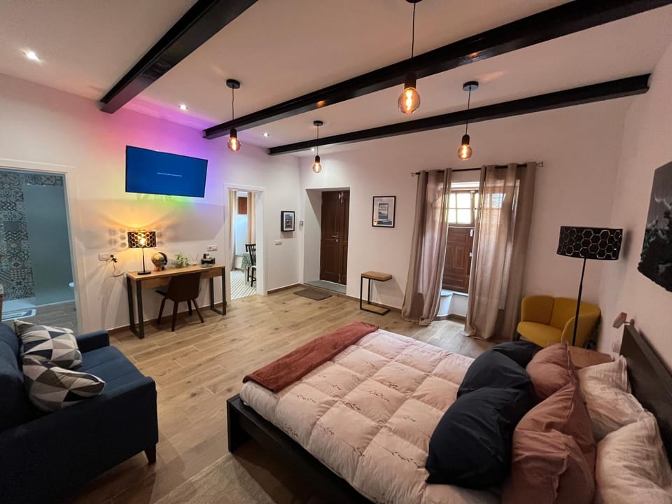 Bed, TV and multimedia, Living room, Photo of the whole room, Seating area, Bedroom