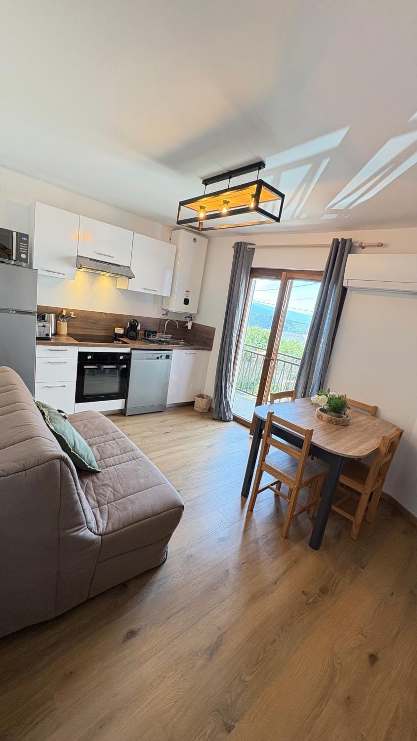 Seating area, Dining area, kitchen