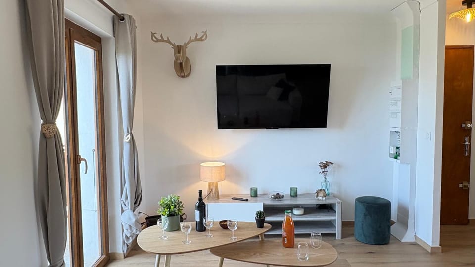 Communal lounge/ TV room, Living room