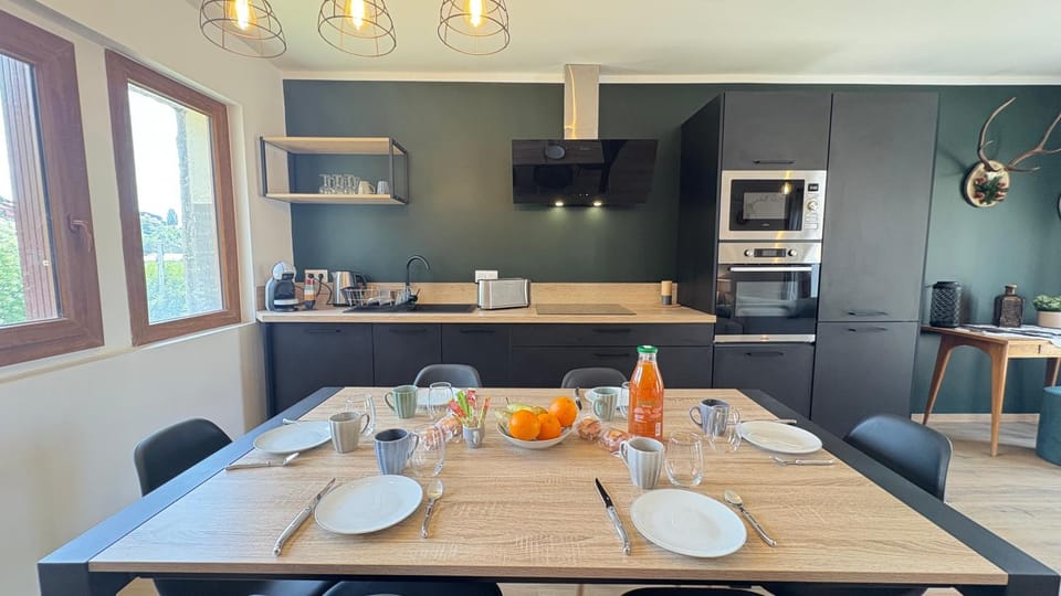 Kitchen or kitchenette, Dining area