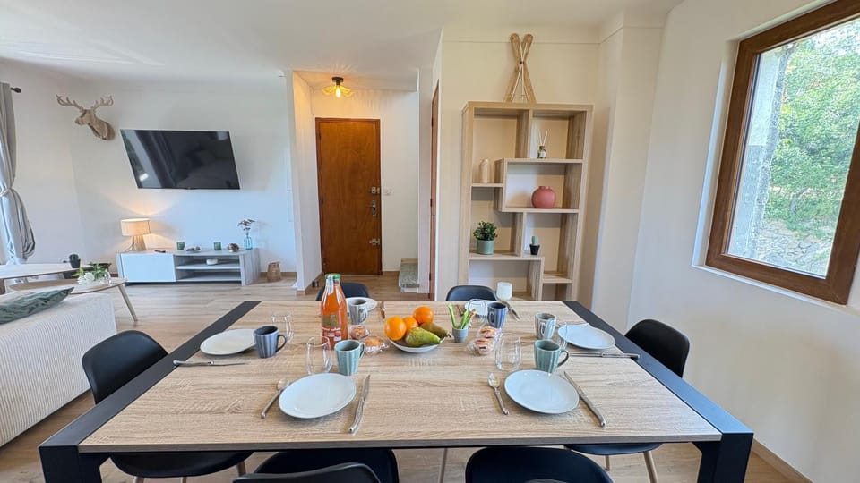 Seating area, Dining area