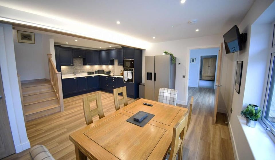 TV and multimedia, Kitchen or kitchenette, Dining area, oven, stove