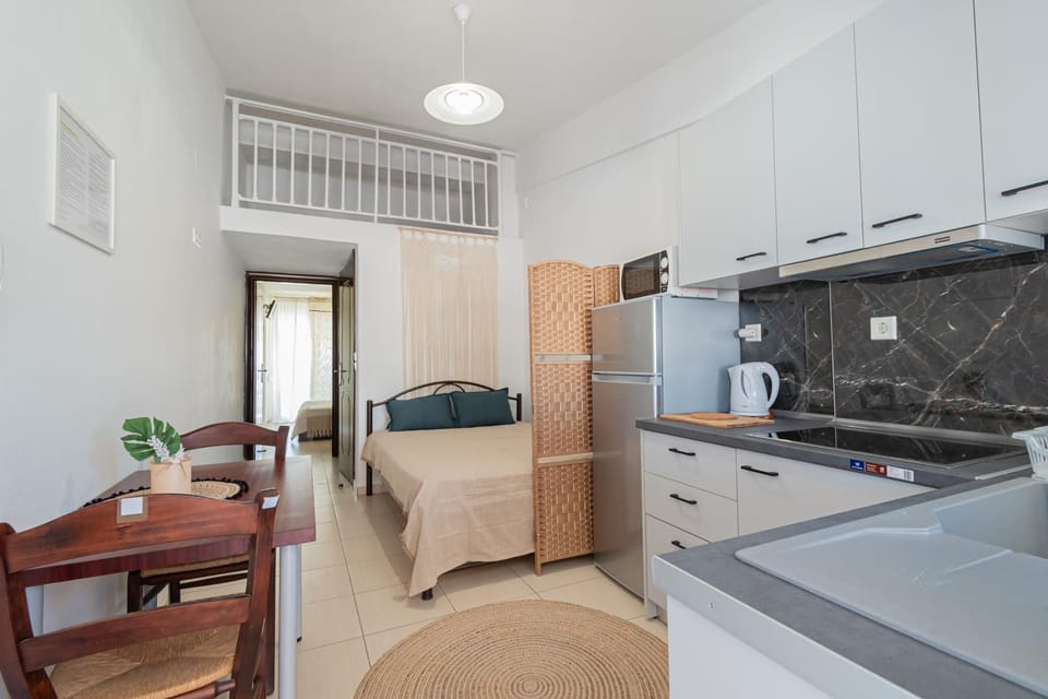 Bed, Kitchen or kitchenette