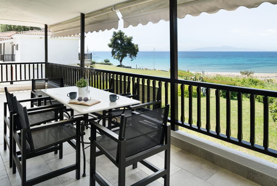 Patio, View (from property/room), Balcony/Terrace, Dining area, Beach, Sea view