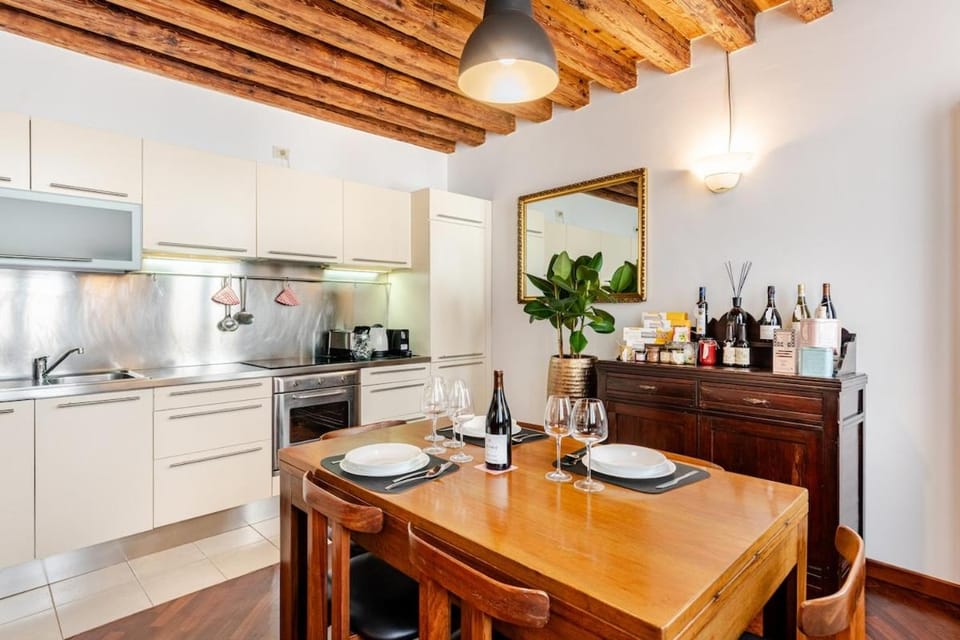 Coffee/tea facilities, Kitchen or kitchenette, Dining area, dishwasher, minibar, oven, stove, toaster