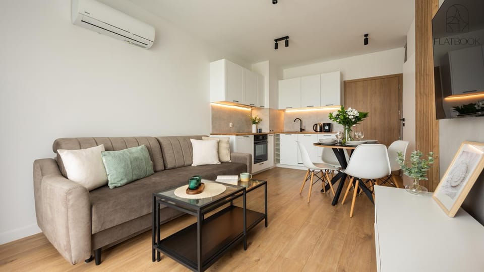 Bed, TV and multimedia, Coffee/tea facilities, Kitchen or kitchenette, Living room, Photo of the whole room, Seating area, Dining area, oven, air conditioner