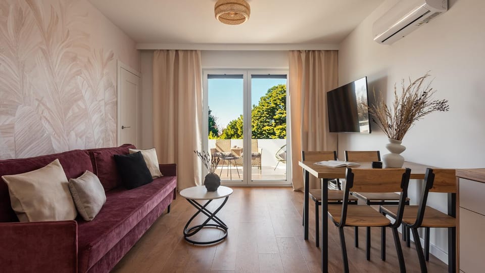 Bed, TV and multimedia, Living room, Photo of the whole room, Seating area, Dining area, air conditioner