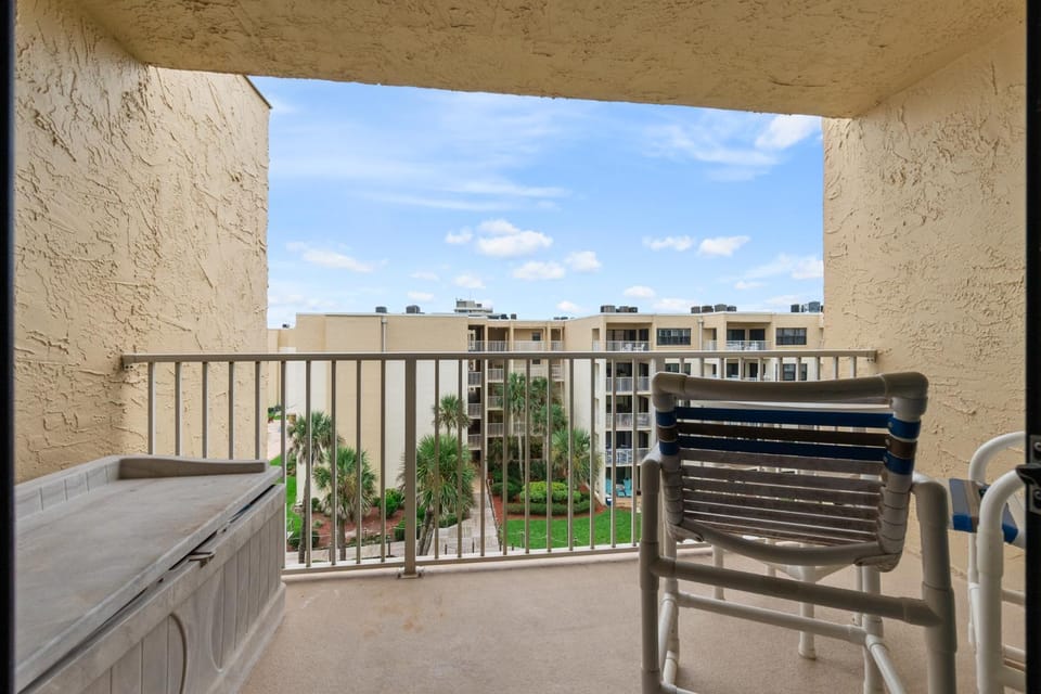 Oceanfront 2BR2BA Condo at Castle Reef, NSB FL House in Edgewater