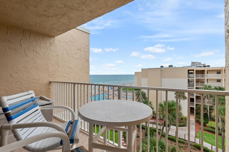 Oceanfront 2BR2BA Condo at Castle Reef, NSB FL House in Edgewater