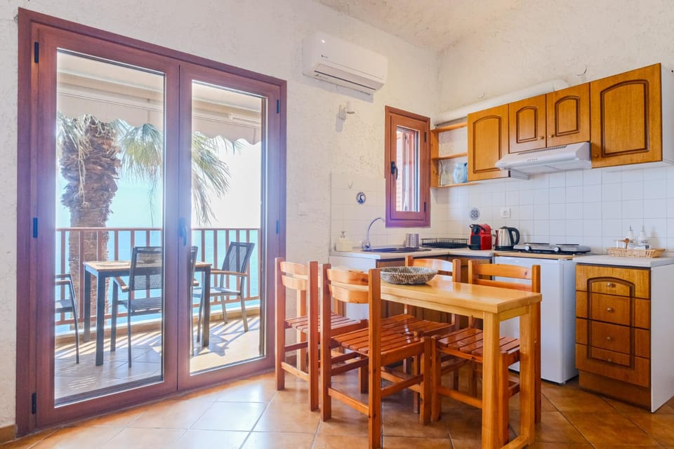 Kitchen or kitchenette, Dining area, Sea view, stove, air conditioner