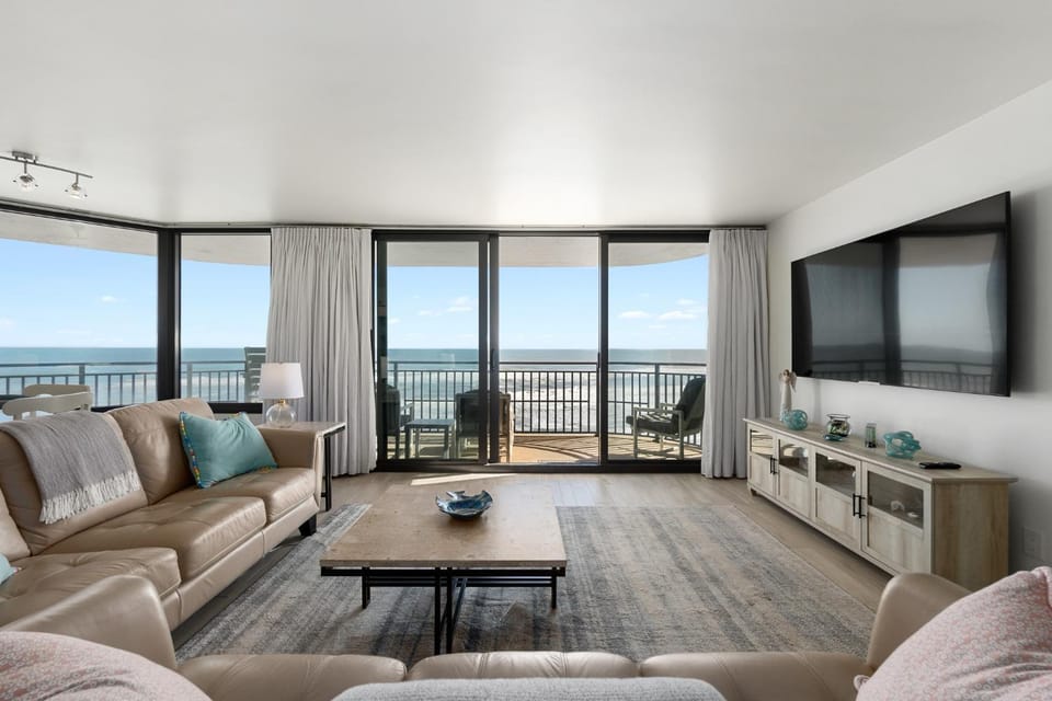 3BR Condo with Direct Beach View & Large Balcony House in South Daytona