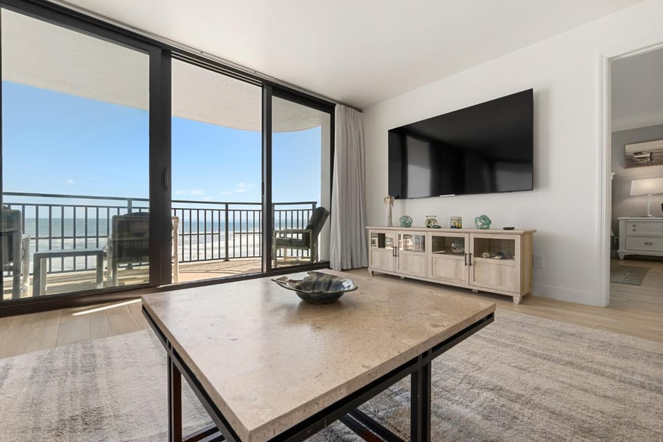 3BR Condo with Direct Beach View & Large Balcony House in South Daytona