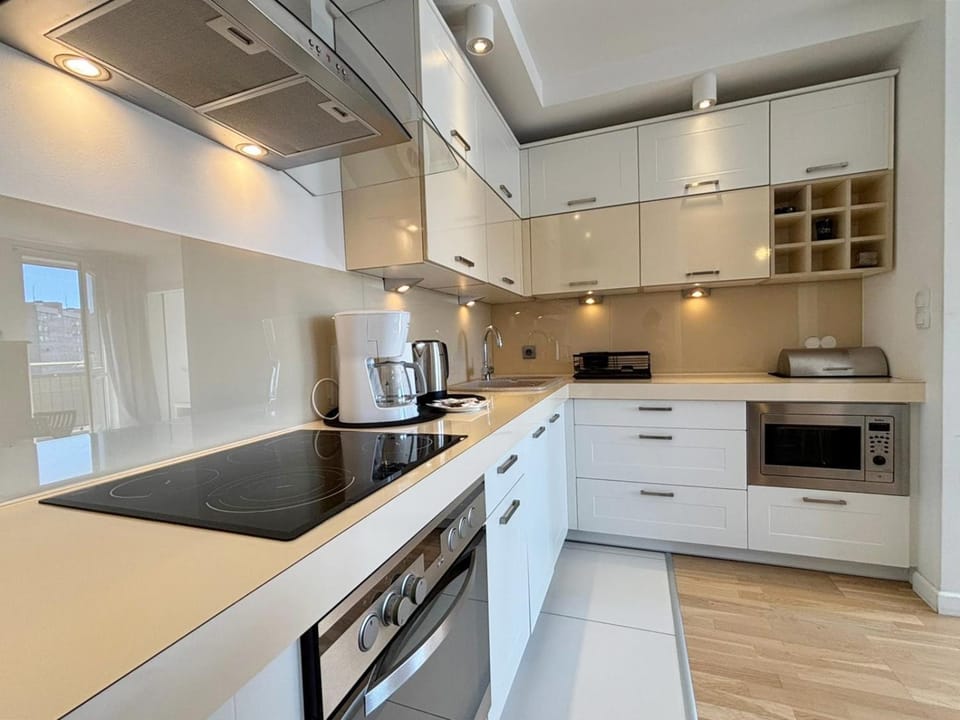 Coffee/tea facilities, Kitchen or kitchenette, dishwasher, oven, stove, toaster