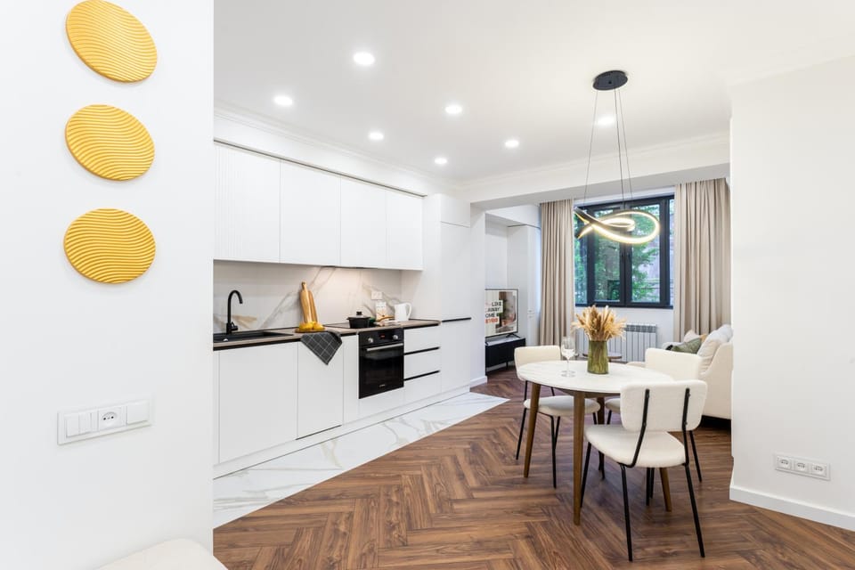 Kitchen or kitchenette, Dining area, dishwasher, stove