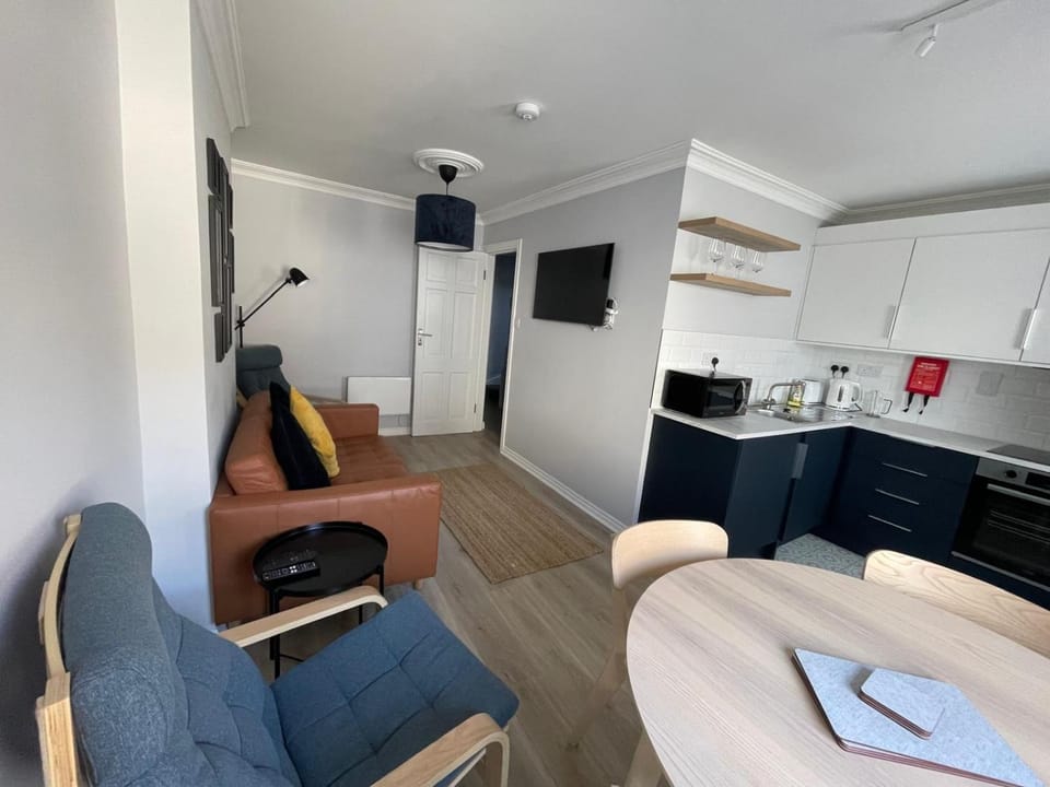 Kitchen or kitchenette, Living room, Seating area, Dining area, oven, stove