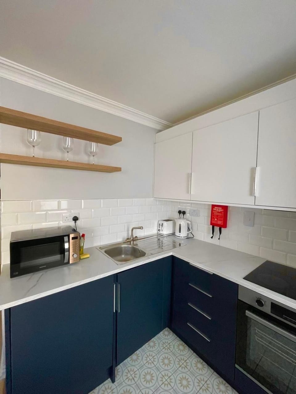 Kitchen or kitchenette, dishwasher, stove