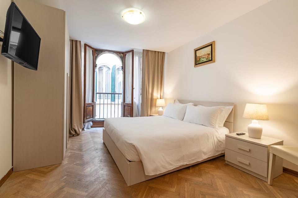 Bed, TV and multimedia, Photo of the whole room, Bedroom