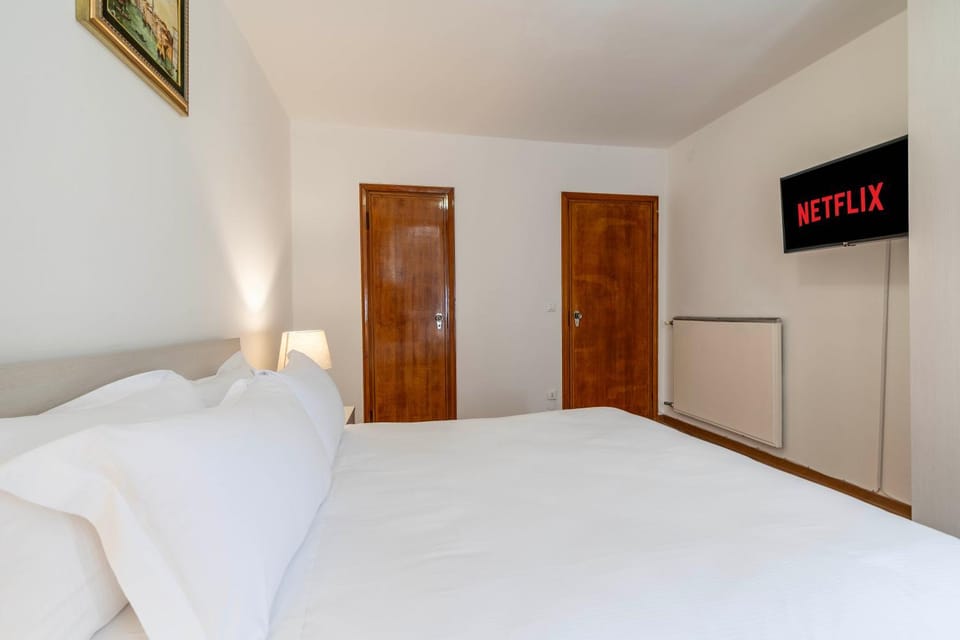 Bed, TV and multimedia, Photo of the whole room, Bedroom, wardrobe