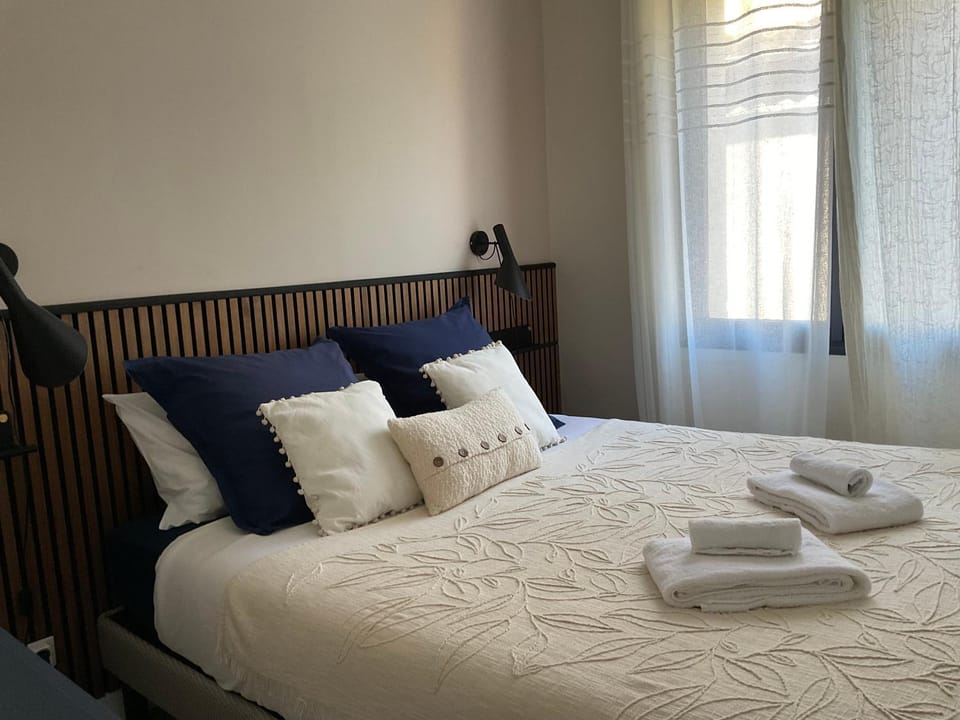 Bed, Night, Photo of the whole room, Bedroom