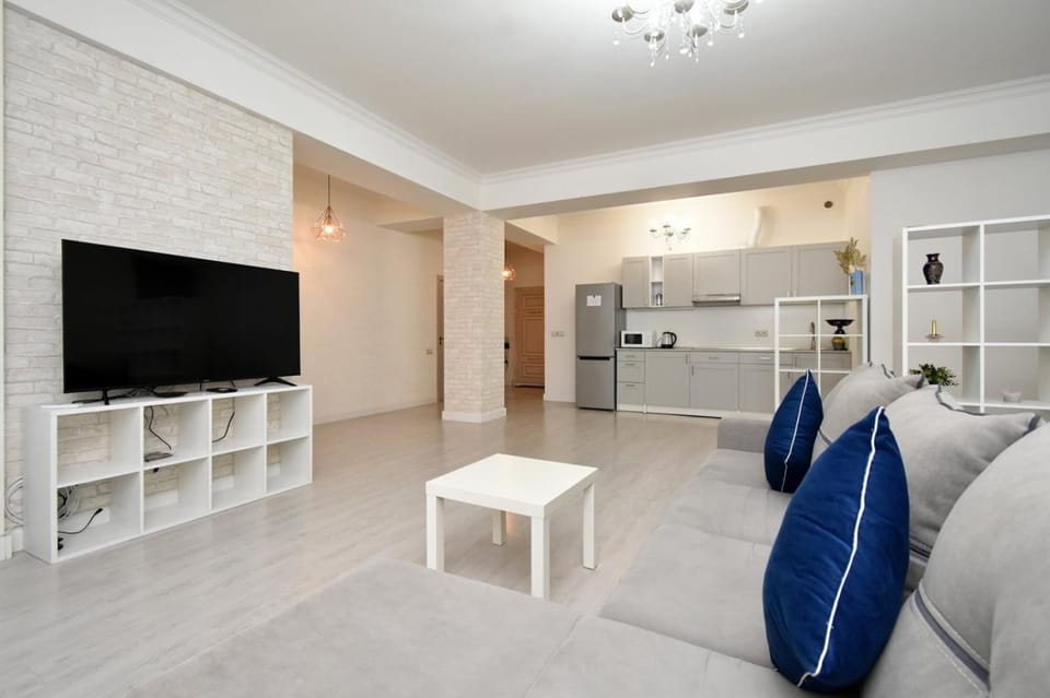 TV and multimedia, Kitchen or kitchenette, Living room, Seating area