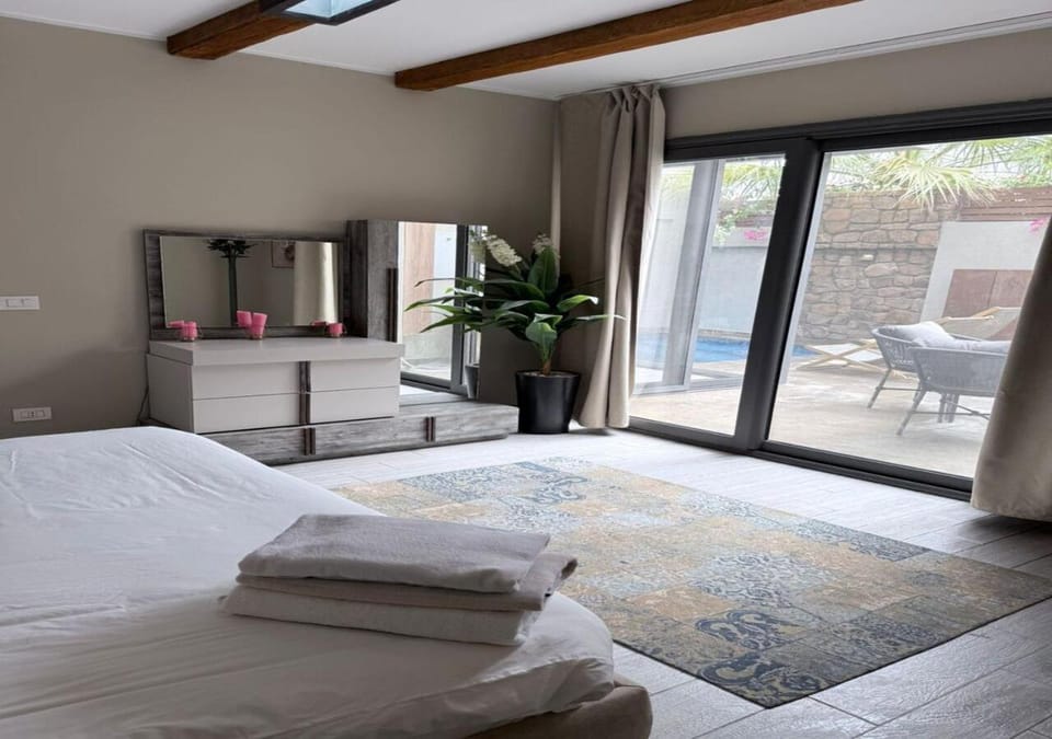 Bed, Photo of the whole room, Bedroom, Pool view, Swimming pool, towels